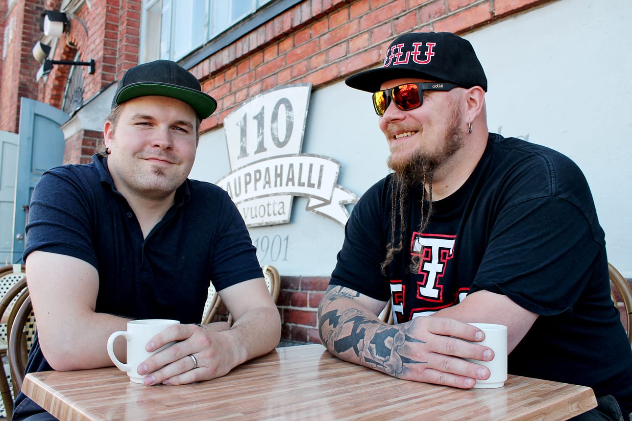 Juho Huhtelin ja Toni Kaijala eivät ole kesällä ehtineet pahemmin tavata toisiaan. Forum24 istutti ystävykset saman pöydän ääreen.