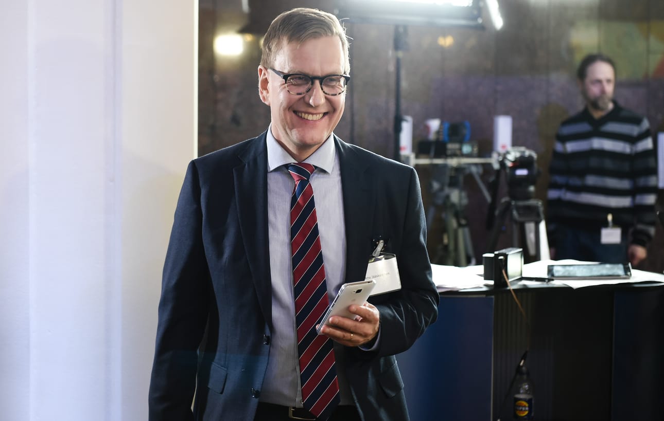 Atte Jääskeläinen erosi päätoimittajan tehtävästä maanantaina, koska hänellä ei Ylen tiedotteen mukaan enää ollut edellytyksiä tehtävän menestykselliseen hoitamiseen.