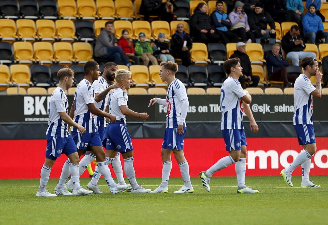 Helsinkiläisen HJK:n etumatka toisena olevaan KuPSiin on neljä pistettä, kun ylempää jatkosarjaa eli Mestaruussarjaa on jäljellä kolme kierrosta. Kuvassa HJK sunnuntain ottelussa. LEHTIKUVA / Timo Aalto
