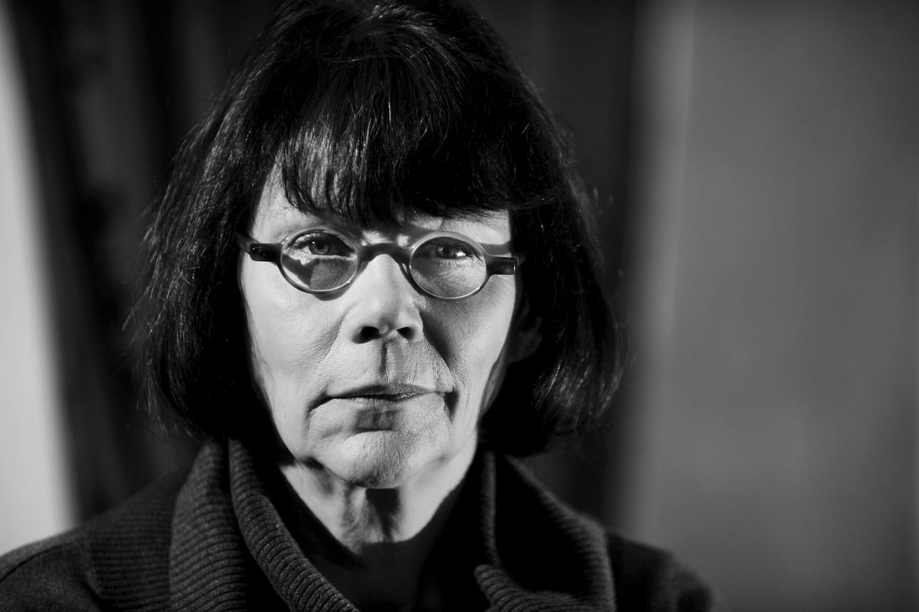 Kristina Carlson tunnetaan erityisesti historiallisista romaaneistaan. Hänen kirjansa Maan ääreen palkittiin Finlandialla vuonna 1999.