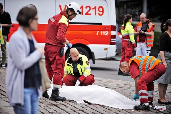 Turun puukkoiskijän uhreista yksi menehtyi jo kadulle. Toinen taas selvisi taksin kyydissä Tyksin ensiapuun. KUVA: Ari-Matti Ruuska