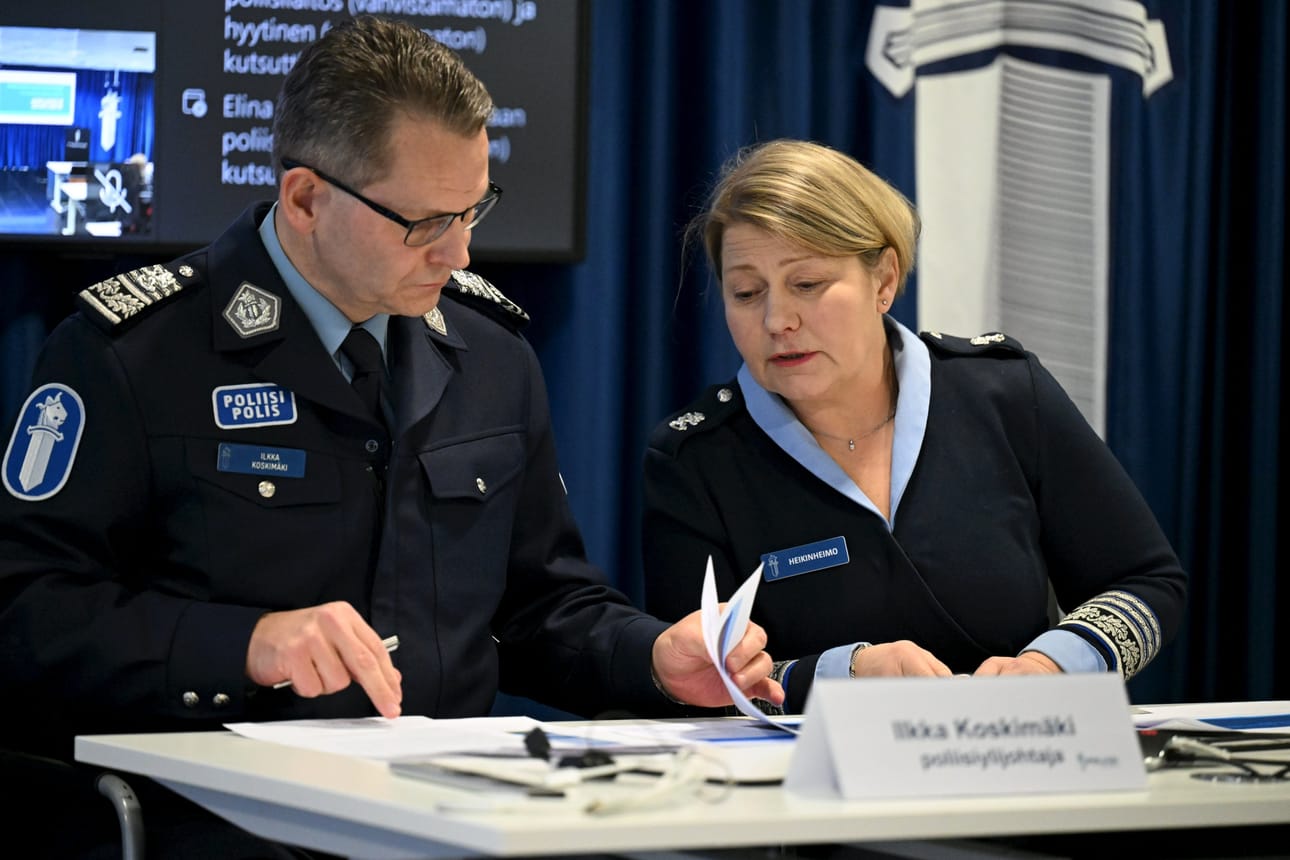 Poliisiylijohtaja Ilkka Koskimäki (vas.) ja poliisijohtaja Sanna Heikinheimo Poliisihallituksen tilaisuudessa Espoossa keskiviikkona. LEHTIKUVA / JUSSI NUKARI