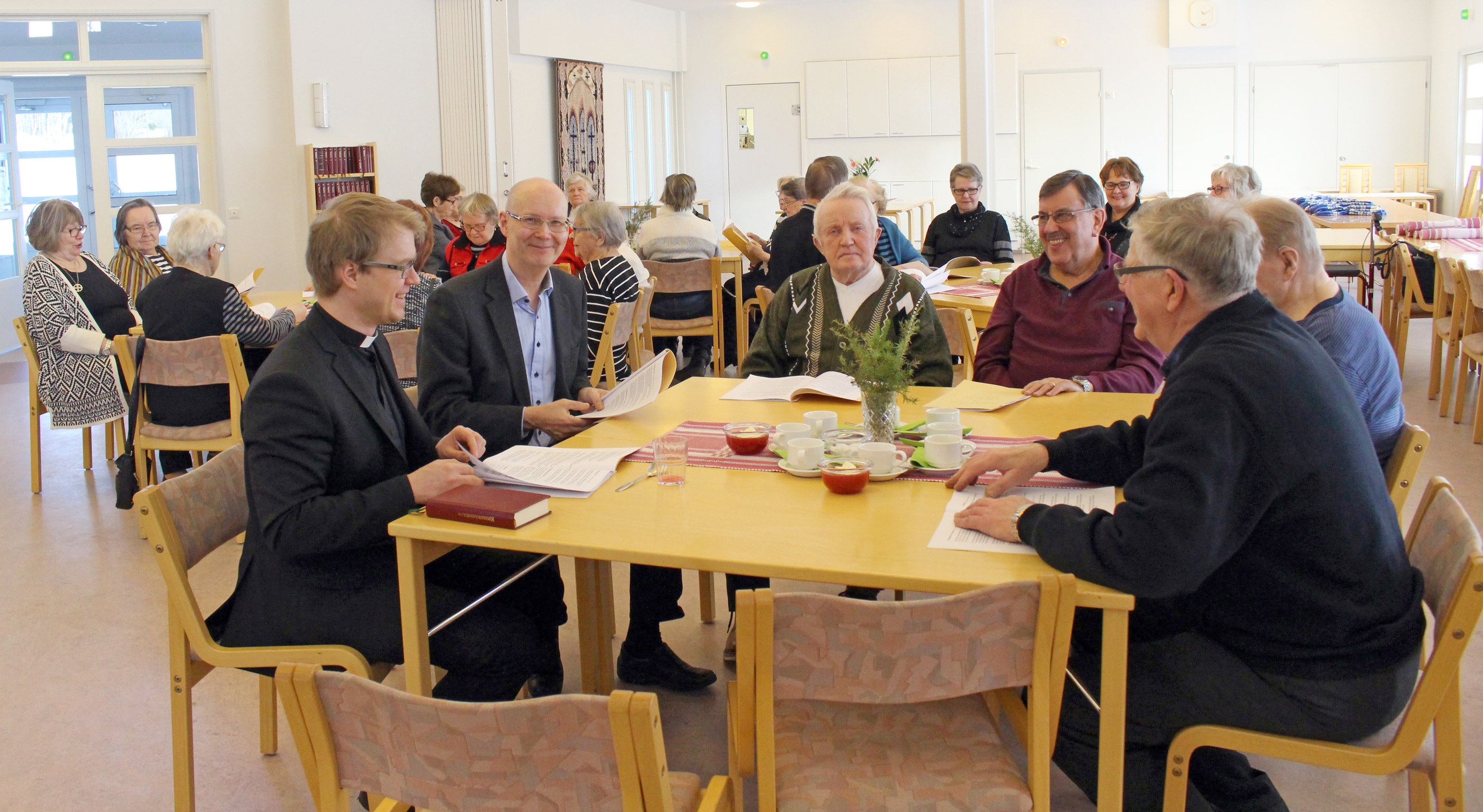 Maanantaina Kestilän seurakuntatalolla kokoontuivat sekä veteraanit, veteraanien lesket että heistä yhteisöllisesti huolta pitävät veteraanityöntekijät. Myös seurakunnan ja kunnan edustajat tervehtivät harvalukuiseksi käynyttä tammenlehväsukupolvea.