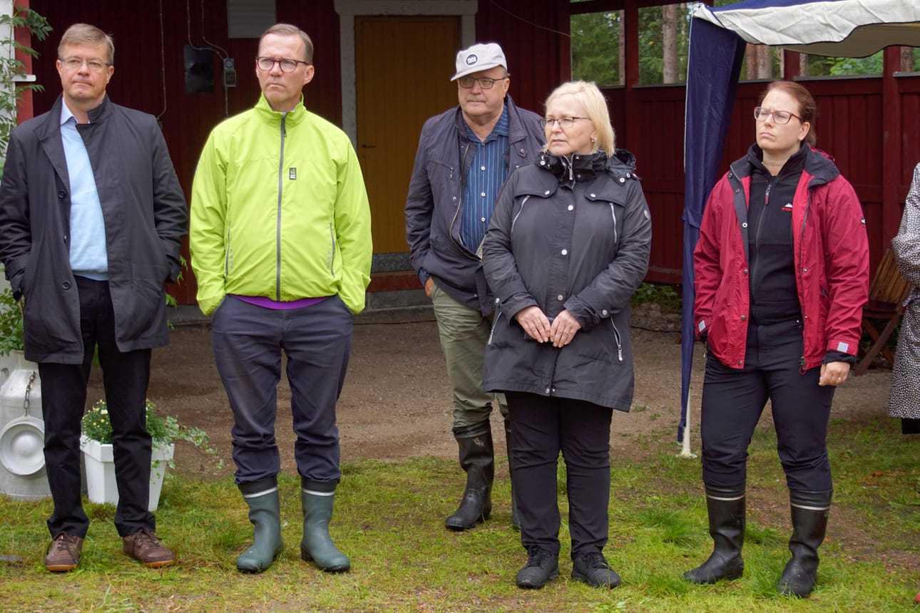 Keskustan edustajilta ei kansalaisaloite kannatusta saa. Kuvassa Antti Rantakangas, Timo Korhonen, Tapani Tölli, Ulla Parviainen ja Marisanna Jarva. Mukana oli myös Juha Pylväs.