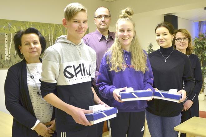 Matematiikkakisassa palkintosijoille pääsivät Miikka Mäki, Iida Hietamäki ja Bettina Soinila. Suupohjan Osuuspankin Marita Tuominen sekä opettajat Antti Mäki-Marttunen ja Ritva-Liisa Rantala olivat mukana palkintokahveilla. KUVA: JAANA ALA-LAHTI