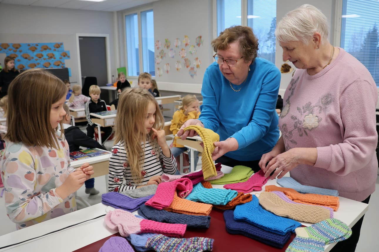 Oppilaat kävivät jono kerrallaan valitsemassa mieluisan parin Helena Rintalan ja Ritva Nuottimäen neulomista sukista. Ninni Rantala aprikoi, olisivatko keltaiset kivat. Kiira Mannermaa oli vuorossa seuraavana.