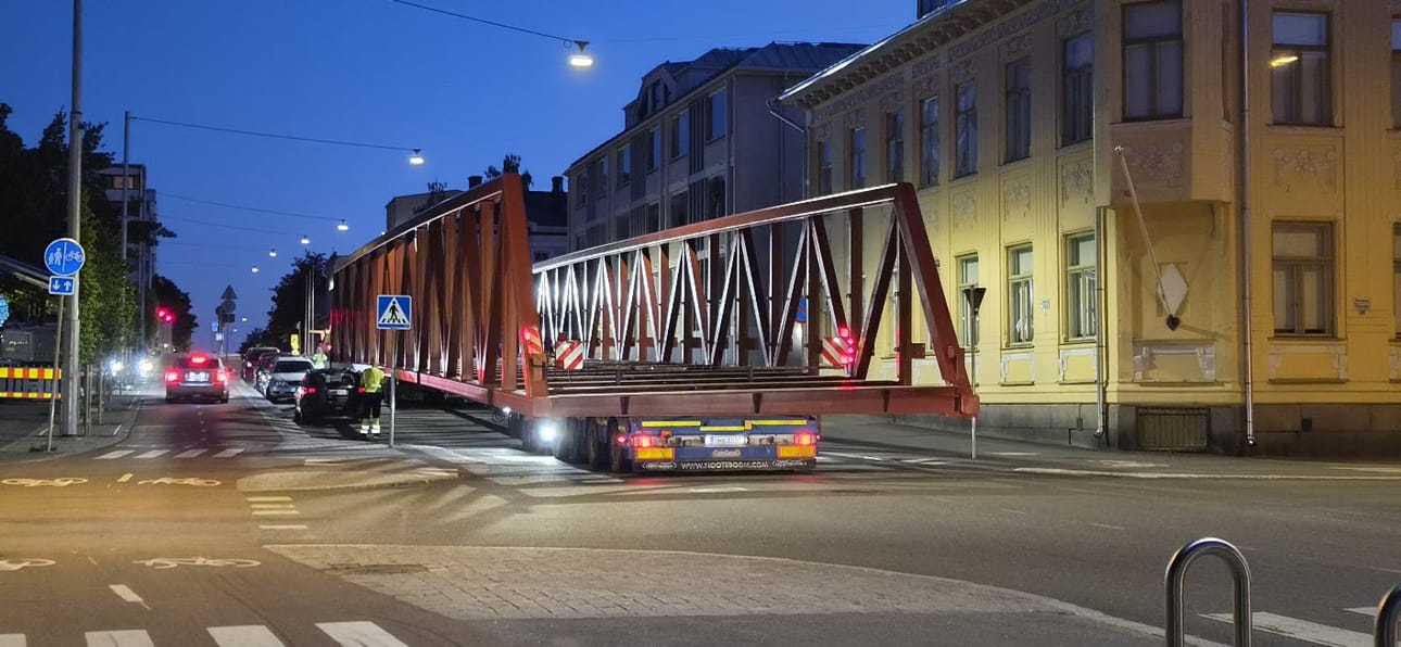 Suuri kuljetus kulki yöllä Hietasaarenkadun kautta. Kuljetus vaati liikennemerkkien ja opasteiden poistamista sekä pysäköintien rajoittamista.