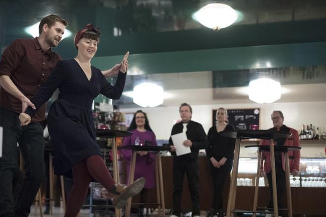Ritz Lindy Hoppers viihdyttää yleisöä tanssillaan Gubbrockarna-kokoonpanon joulushowssa. Petri Blomqvist ja Sabina Mickelsson näyttävät mallia, Tuuli Sivusaari, K-G Wigren, Patricia Yuliwas ja Rolf Sahlström ihailevat taustalla. KUVA: MINNA ANTILA