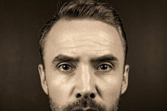 Näyttelijä Samuli Vauramo teki viime vuonna puolet vuodesta töitä Suomessa. KUVA: Joel Maisalmi