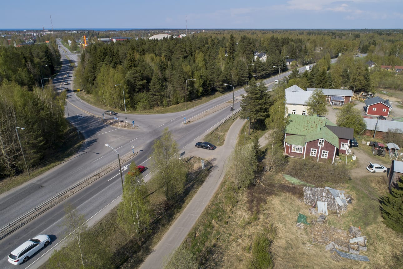 Mettalanmäelle tulevaan Kasitien kiertoliittymään ei rakenneta mitään erityisempää rakennelmaa vaan tiesuunnittelijan laatima keskiö kivimuureineen ja istutuspuineen.