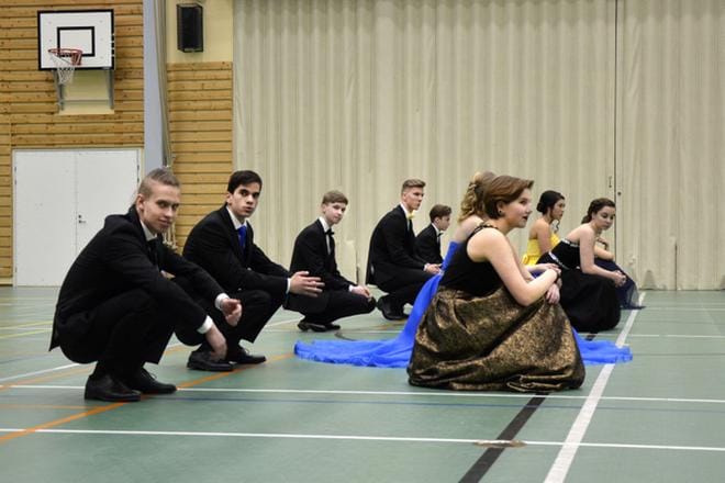 Miisa Mäki ja Miika Rajala (edessä) ovat valmiina tanssien alkuun. KUVA: JAANA ALA-LAHTI