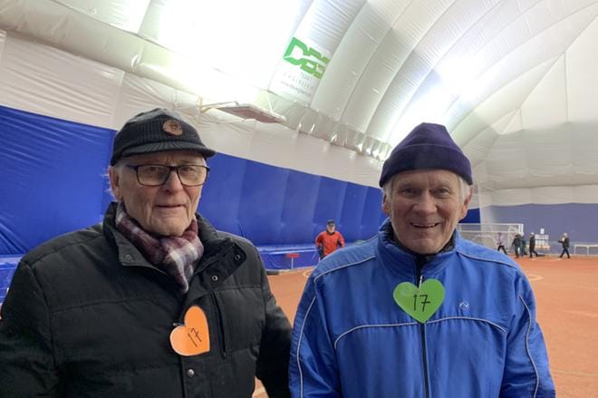 Ystävänpäivänä Pallohallissa käveltiin rusettikävelyn merkeissä. Yli 60 henkilöä löysi tapahtumassa itselleen ”uuden” ystävän. Kuvassa Jaakko Aho ja Jorma Etula. KUVA: HENNA MATINTUPA