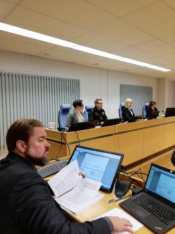 Oulun käräjäoikeudessa käsitellään tänään tapausta, jossa iäkäs mies sai surmansa Pudasjärvellä. Etualalla Oulun syyttäjänviraston kihlakunnansyyttäjä Kimmo Vakkala.
