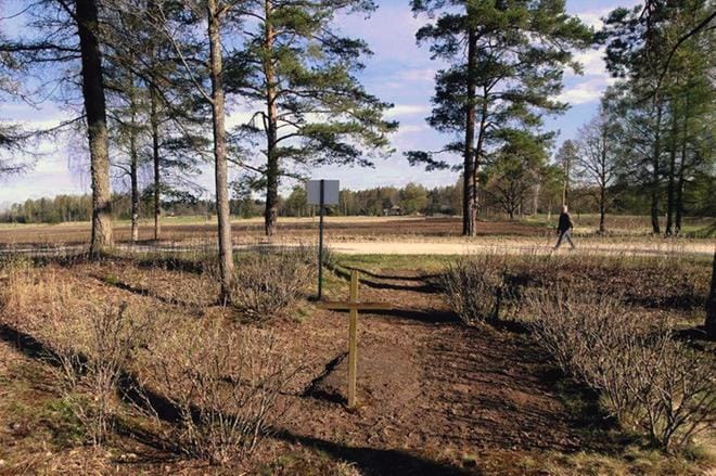 Pohjois-Latviassa on sata vuotta vanha tuntemattomien suomalaissotilaiden hauta, johon on todennäköisesti haudattu karijokelainen Vesteri Haaranoja ja perniöläinen Matti Salonen. KUVA: MATI STRAUSS, VIRON VAPAUSSODAN HISTORIAN SEURA