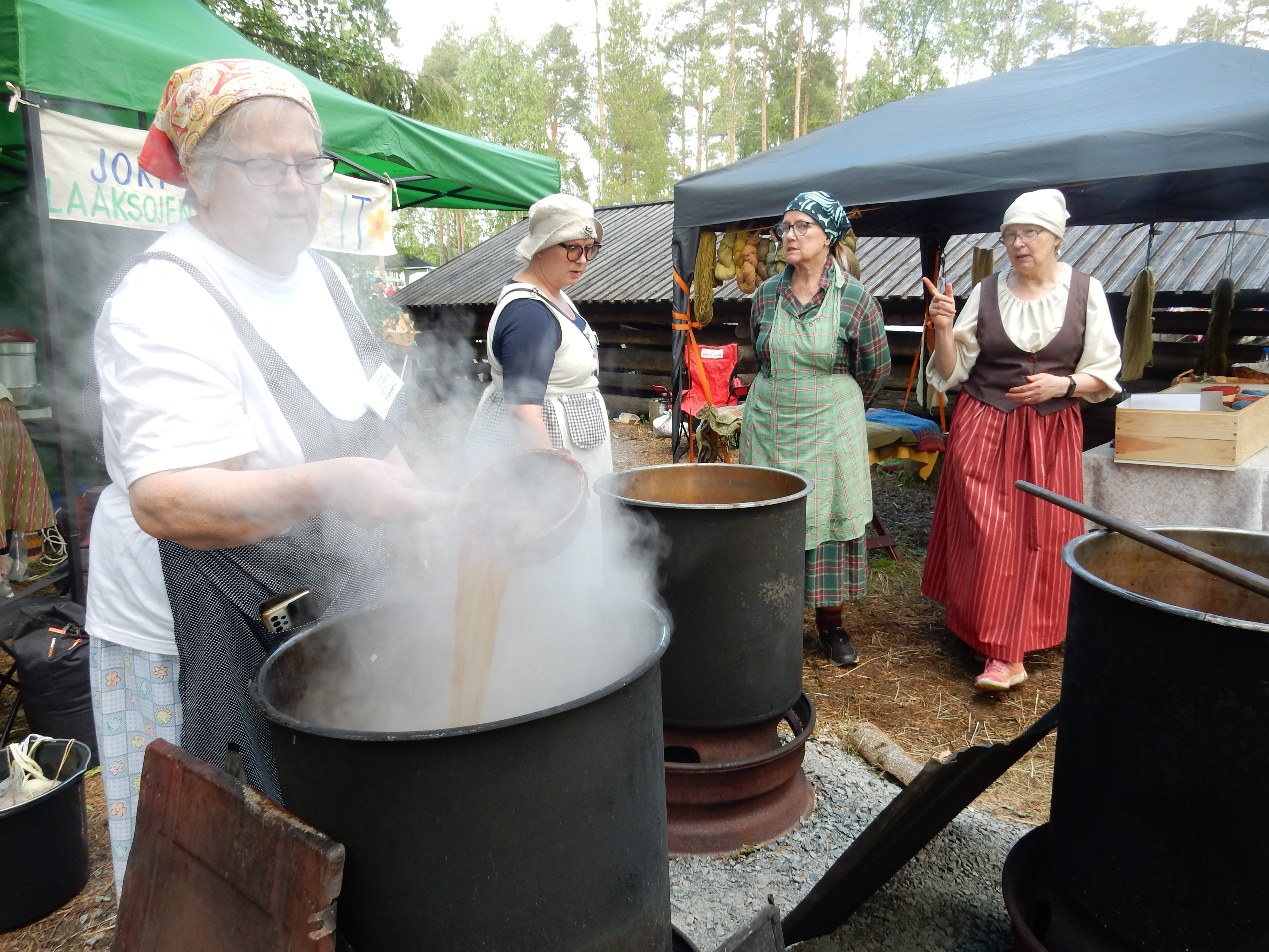 Haittakasveja voi hävittää tekemällä niistä langanvärjäysliemiä