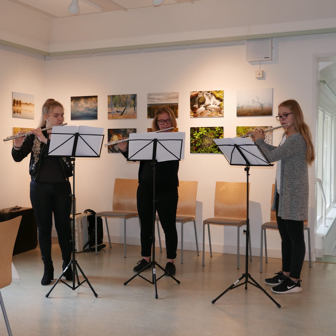 Huilutrio Adagio ilahdutti juhlaväkeä suomalaisilla sävelmillä.