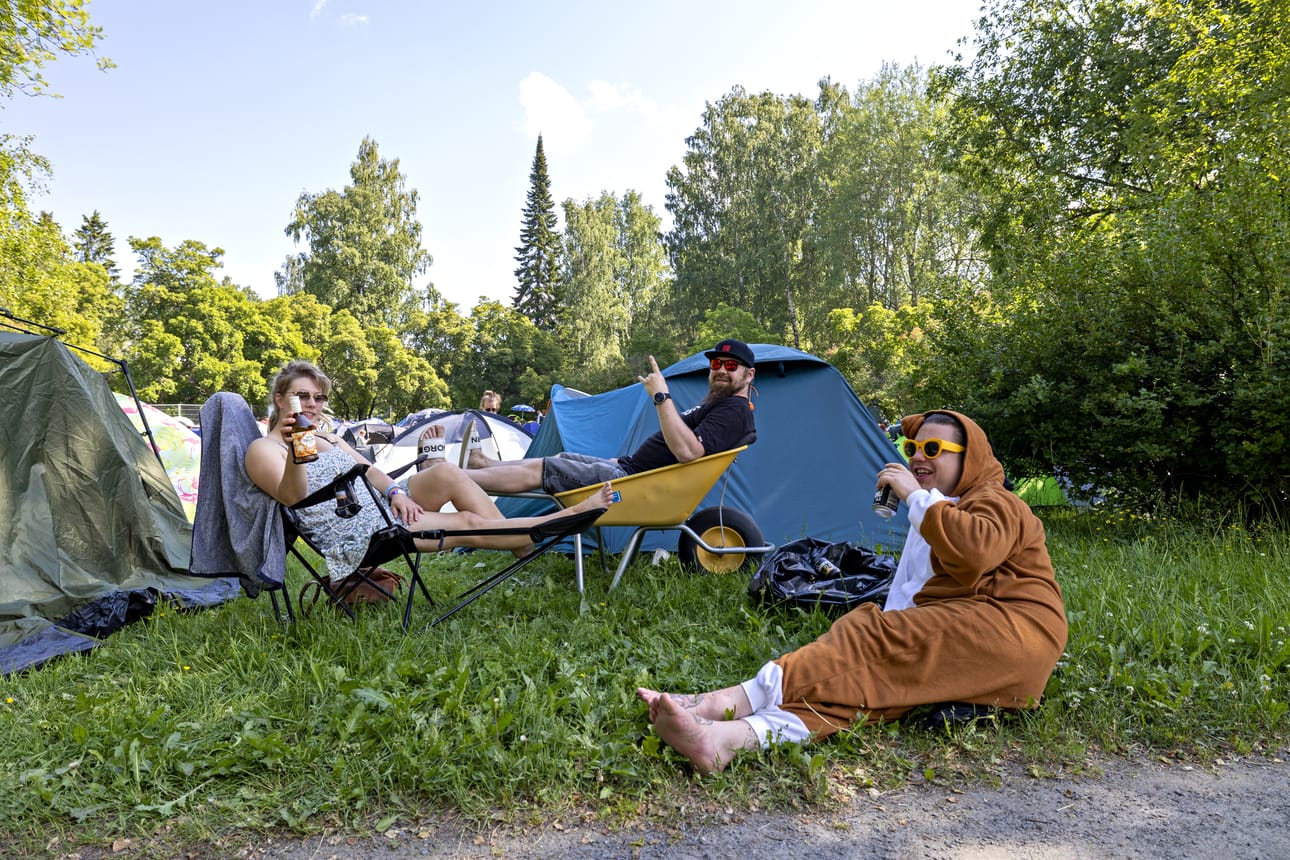 Kalajokelaiset Anna Mikkelä ja Ville Mikkelä sekä tamperelainen Topi Viskari saivat toisistaan seuraa Provinssin avauspäivänä. Kaikki odottivat lauantain Hassisen Koneen keikkaa. Myös Kornin he rankkasivat festivaalin mielenkiintoisimpiin esiintyjiin.