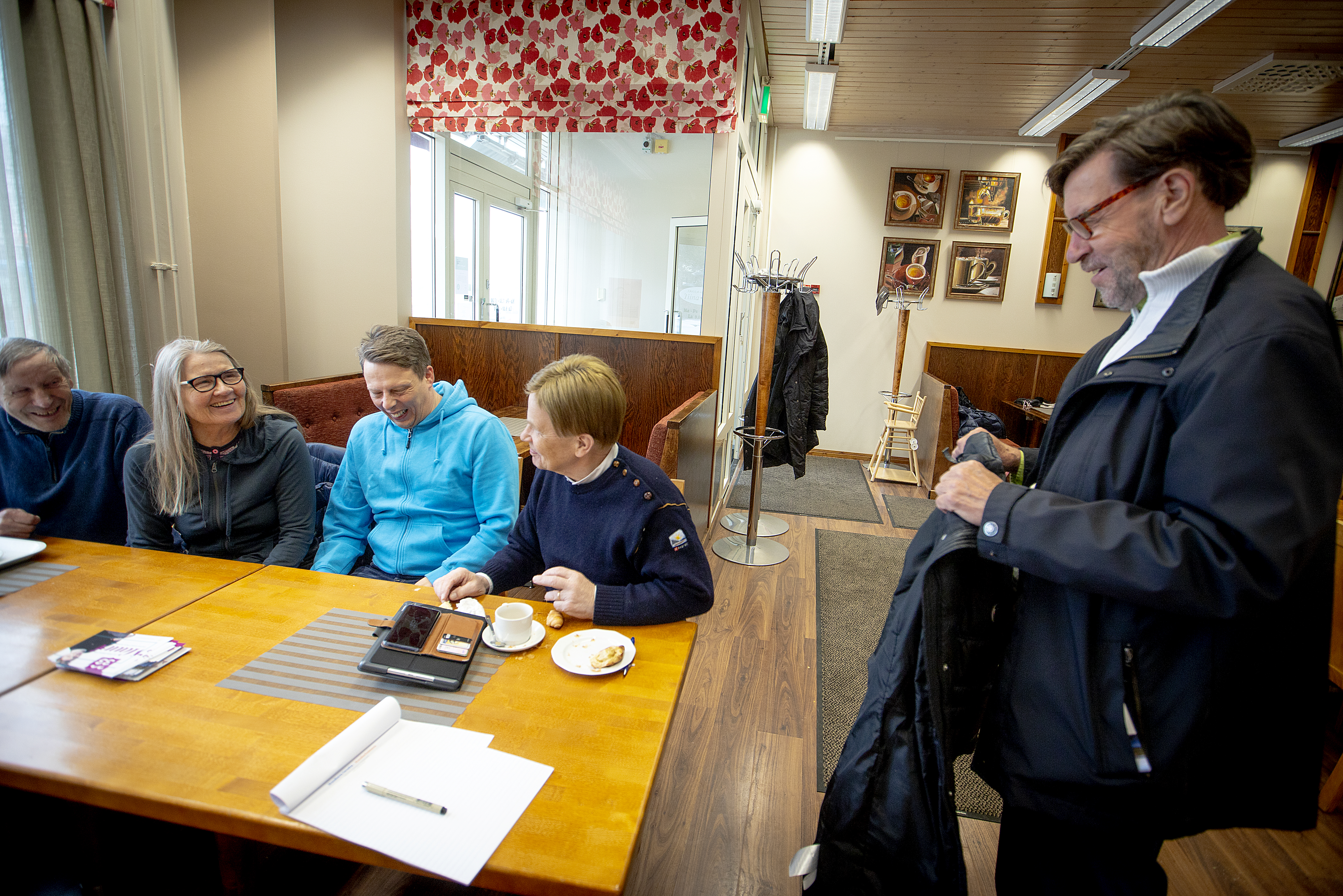 Yliarkkitehti Pentti Pouttu (oik.) on Mauri Pekkarisen luottoautonkuljettajana vaalimatkoilla. - Nyt olisi hyvä, Mauri, ojentaa käsi, patisti Pouttu Pekkarista jatkamaan matkaa Ouluun, ja sekös nauratti raahelaisia Jarmo Myllymäkeä, Pirkko Ahokas-Tuohintoa ja Esko Tuohintoa.