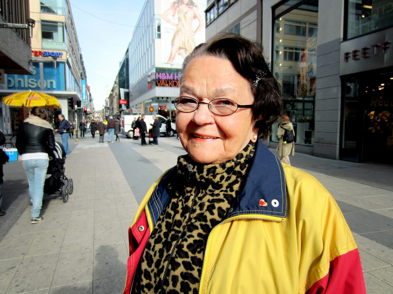 Rouvali tekee töitä tarjoilijana SEB-pankin henkilöstö- ja edustusravintolassa. Työpäivän pituus voi venyä 10- tai 12-tuntiseksikin, jos hän jatkaa lounasvuorosta iltavuoroon.