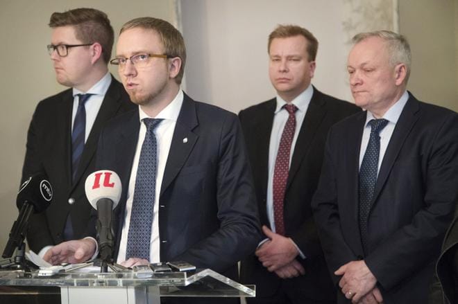 Sinisten eduskuntaryhmän puheenjohtaja Simon Elo kertoi tiistaina puolueen näkemyksiä maahanmuuton kiristämisestä. KUVA: Mauri Ratilainen