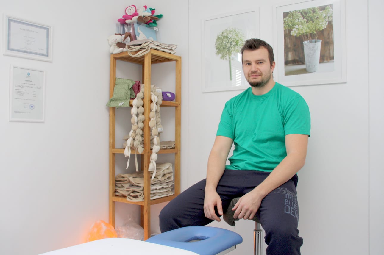 Hoitohuone Spinelli avasi ovensa Nikkarin pirtissä huhtikuun alussa. Vuosi sitten koulutetuksi hierojaksi valmistunut Jarno Matilainen on kiinnostunut myös vaihtoehtohoidoista. Kesäkuussa hän valmistuu koko kehon vyöhyketerapeutiksi. Kuva: Sari Junnonaho