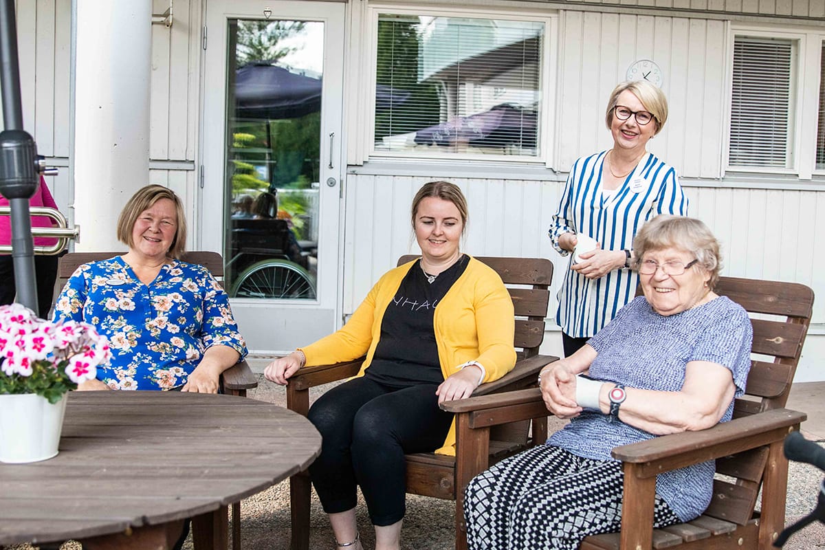 Talo on monelle ikäihmiselle todella tuttu. ”Monet ovat mieltäneet Saarenvireen hyvänä palvelun tuottajana. Talossa on todella hyvä henki”, kommentoivat Saarenvireen talouspäällikkö Anne Harri (vas.), palveluvastaava Nina Koskenranta ja johtava hoitaja Anne Ollitervo.
