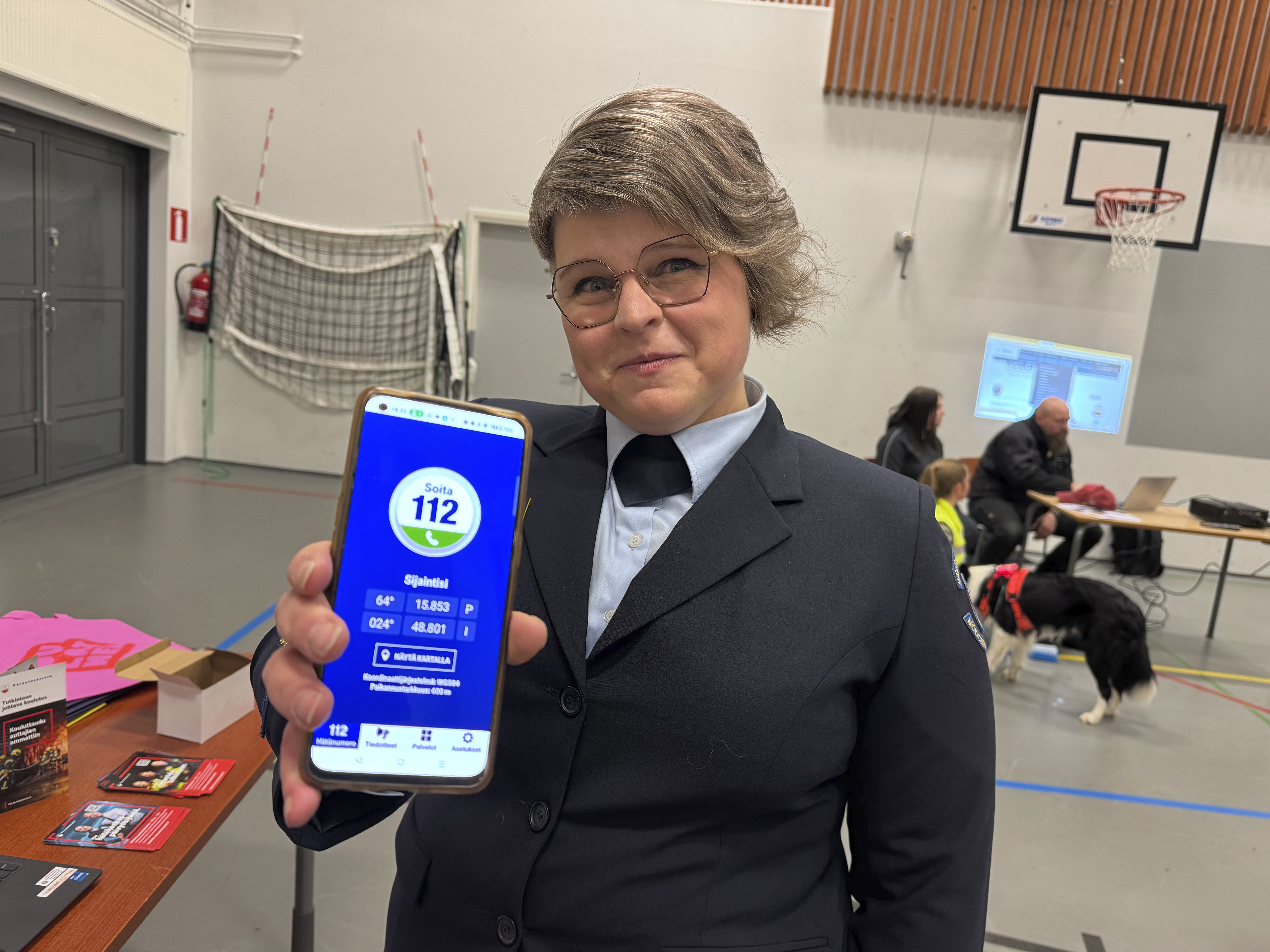 – Onhan sinulla kännykässä 112-sovellus? Jos ei ole, lataa se ja tutustu mitä kaikkea sovellus sisältää, hätäkeskuspäivystäjäksi valmistuva Mari Rautiola kannusti.