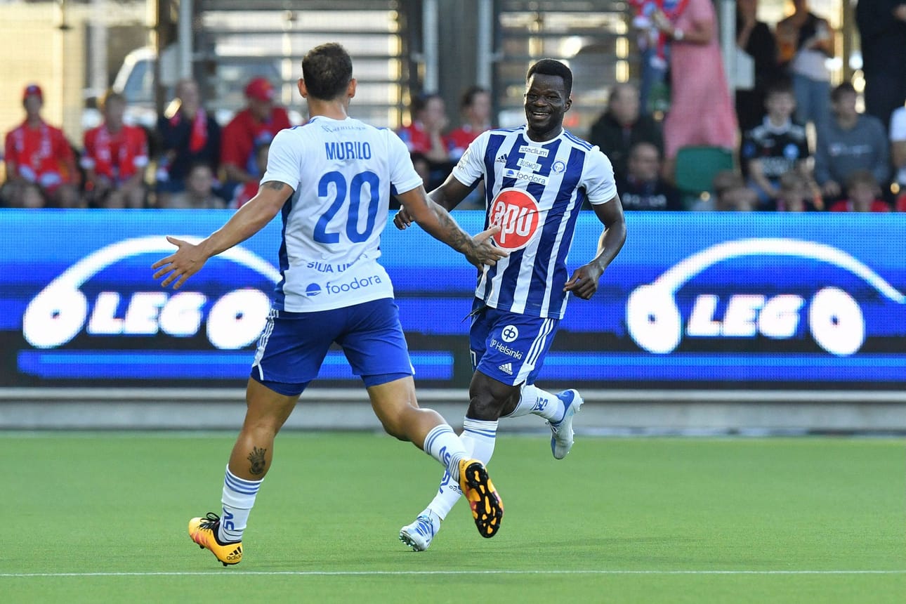 Malik Abubakari (oik.) teki HJK:n Eurooppa-liigan lohkovaihepaikkaan oikeuttaneen ratkaisevan maalin. Arkistokuva. LEHTIKUVA/AFP