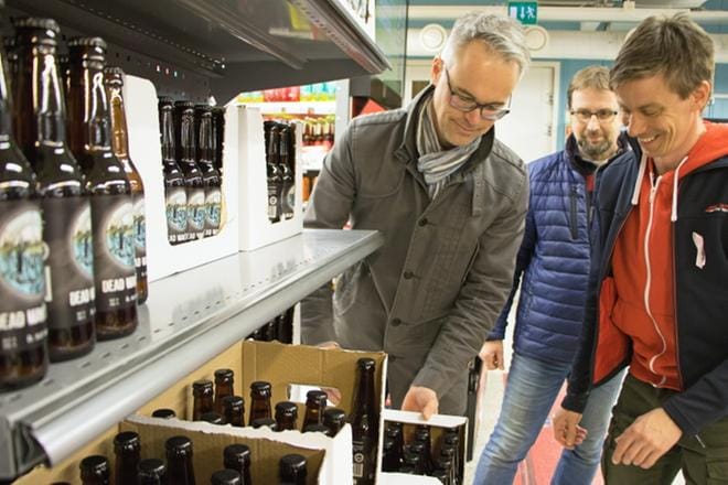 Fredrik Segervall, Johnny Heikkilä ja Henrik Ådjers järjestävät olutkurssilla syntyneen porukan kanssa kehittelemäänsä juomaa hyllyihin. Oluissa perinne ja panimoiden historia lomittuu kaupunkiin liittyviin tarinoihin. KUVAT: AUNE WARONEN