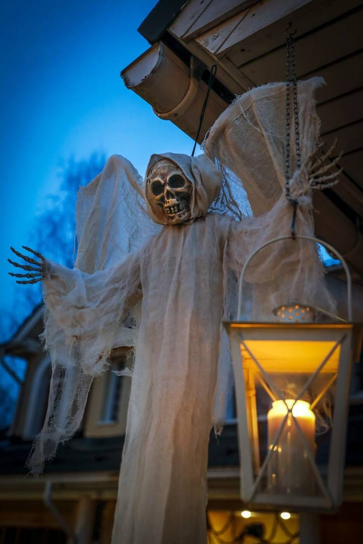 Oman maun mukaan. Pihan halloween-koristelu on perheen yhteinen projekti, joka tehdään sen mukaan, mitä oma maku ja mielikuvitus kulloinkin sanovat.