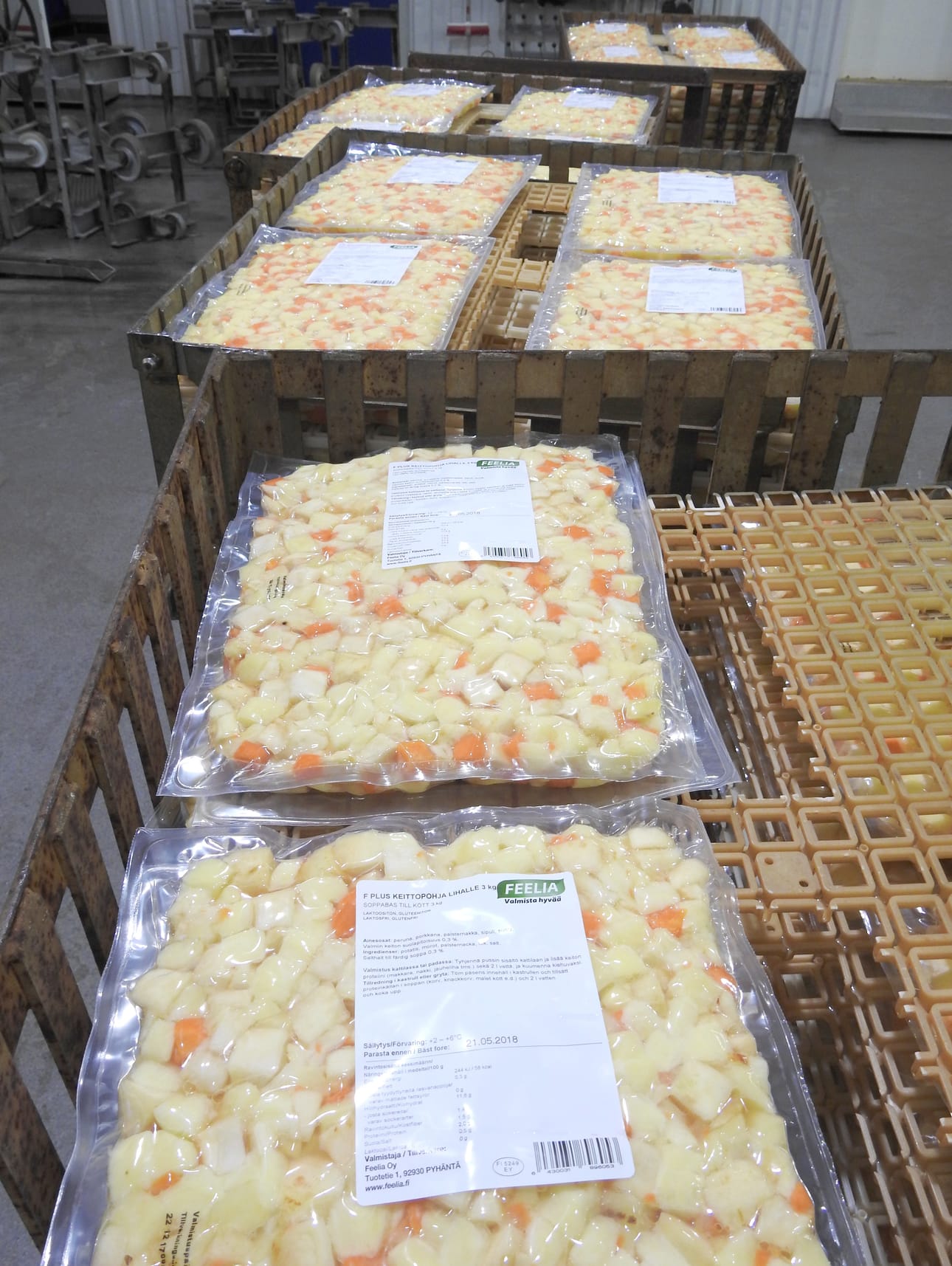 Keittopohjia valmiina kypsennykseen.