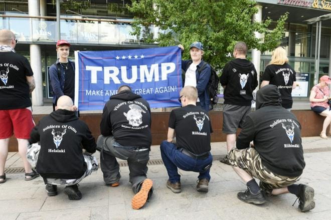 Perussuomalaisten Nuorten mielenilmauksen liepeille ilmaantui noin kymmenenhenkinen Soldier of Odinin tunnuksiin pukeutunut ryhmä. KUVA: