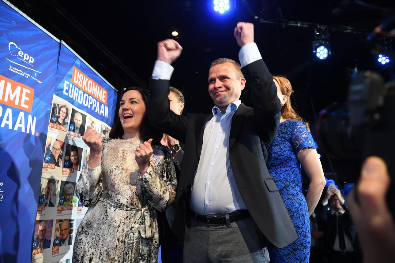 Kokoomuksen Sanni-Grahn Laasonen ja Petteri Orpo tuulettivat ennakkoäänten tuloksia vaalivalvojaisissa sunnuntai-iltana.