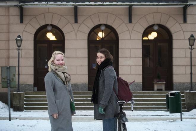 Bella Paasimäki ja Ellen Sahlström ovat tyytyväisiä tekemäänsä avaukseen, jolla Vasa övningskolassa tapahtunut seksuaalinen häirintä nousi valtakunnalliseksi puheenaiheeksi. He toivovat, että muutos koulun keskusteluilmapiirissä on pysyvä. KUVA: JARNO PELLINEN