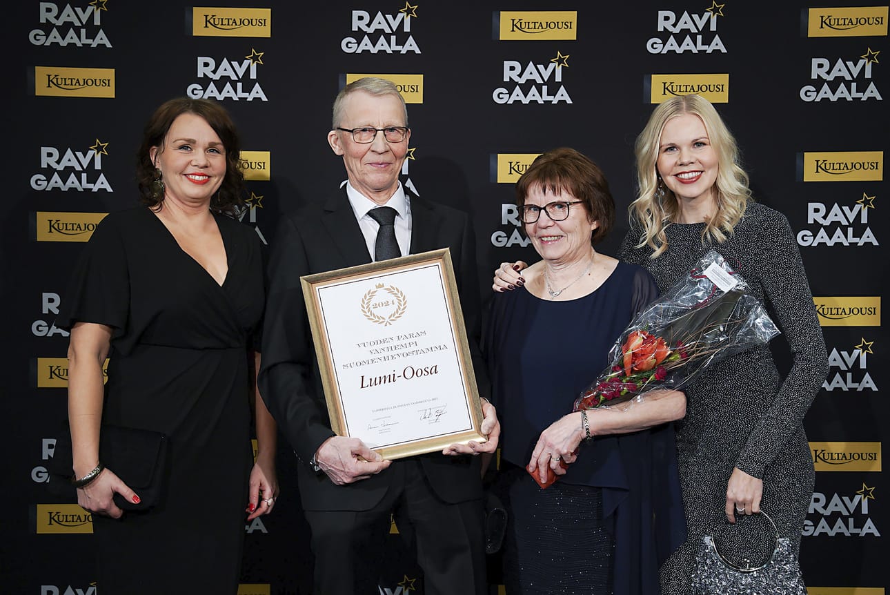 Markku Lumiaho oli perheineen vastaanottamassa Vuoden 2024 parhaan vanhemman suomenhevostamman Lumi-Oosan voittamaa palkintoa lauantaina Tampereella Hotelli Rosendahlissa järjestetyssä Ravigaalassa.
