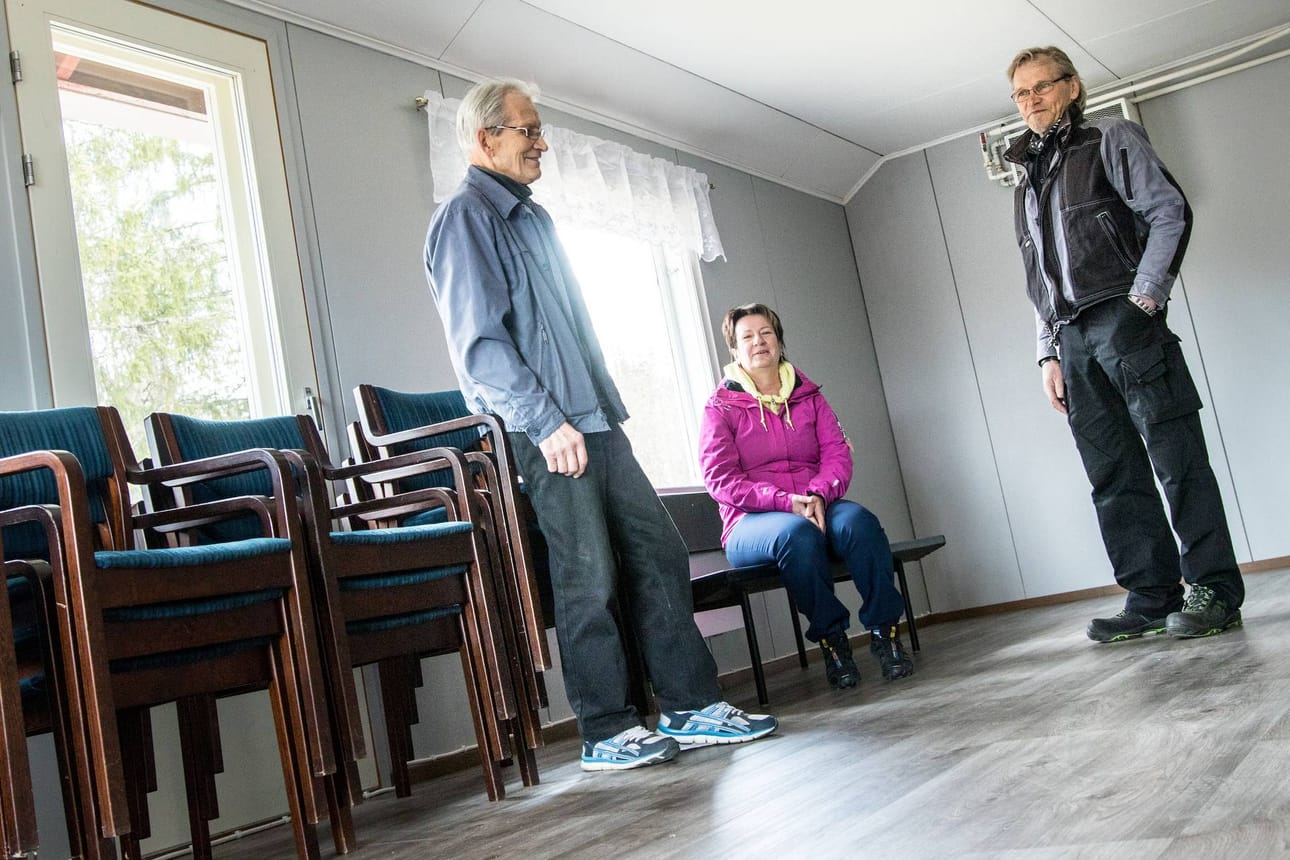 Yläkerta. Yksi yläkerran huoneista on remontoitu kokoustilaksi. Tuleville vuosille jää esimerkiksi keittiön remontoiminen ja alakerran tanssisalin lattian hiominen. Martti ja Jorma Alaviiri sekä Outi Kuvaja olivat mukana talkoissa neljänä viikonloppuna peräkkäin.