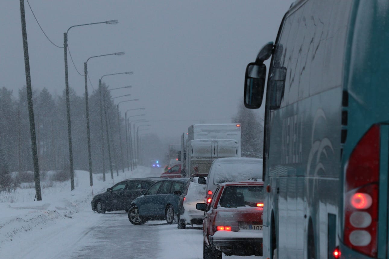 Rovaniemellä tapahtui kuolemaan johtanut liikenneonnettomuus perjantaina iltapäivällä. Tielle syntyi jonoa, ennen kuin liikenne ohjattiin kiertoteille.
