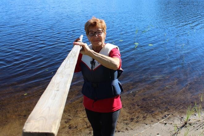 Hilkka Uusiportimo esittelee sestaa, joka on puomijuoksun apuväline. KUVA: REIJO HEIKKILÄ