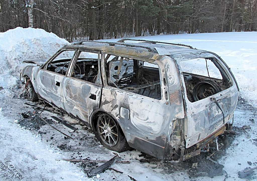 Auto paloi pahoin keskiviikon vastaisena yönä.