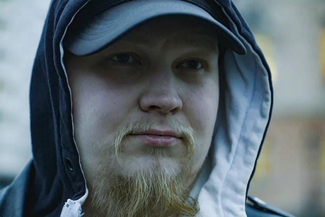 Nuorta miestä vaivaa pohjaton yksinäisyys ja läheisyyden kaipuu.