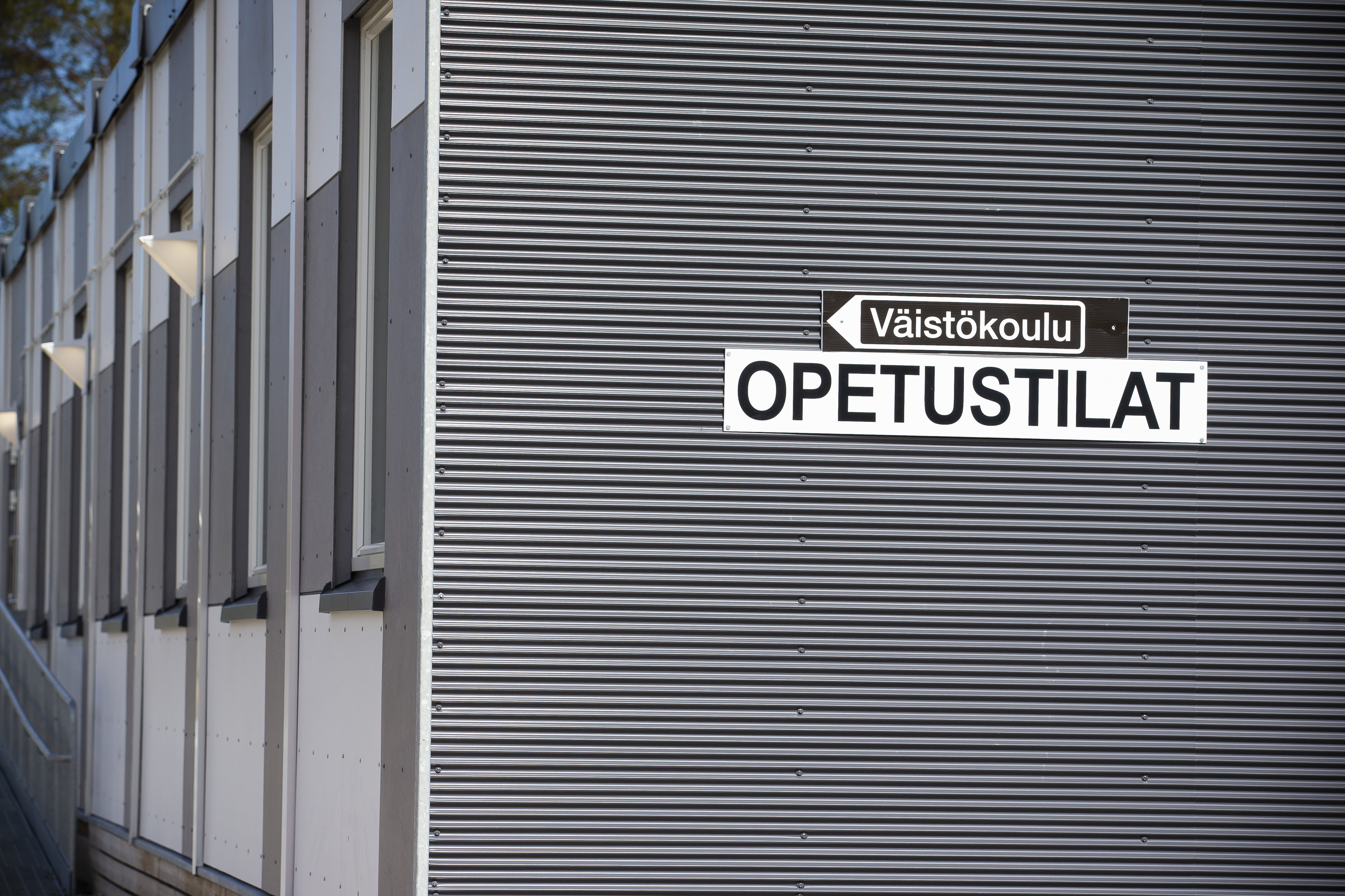 Markkinaoikeuteen tehdyn valituksen seurauksena Raahen kaupunki joutuu jatkamaan sopimusta konttikoulun vuokraamisesta. Siitä aiheutuu kaupungille noin 270 000 euron lisäkustannus.