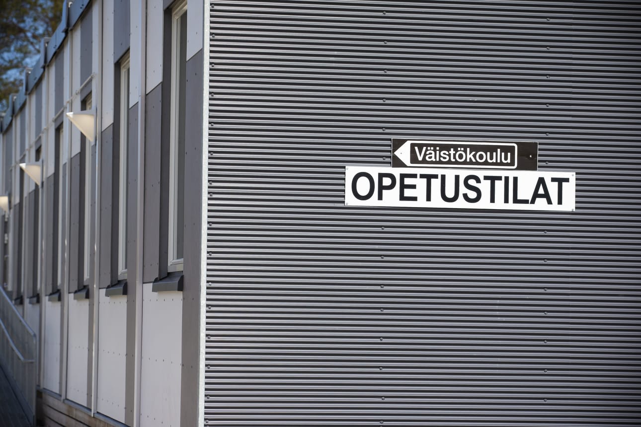 Markkinaoikeuteen tehdyn valituksen seurauksena Raahen kaupunki joutuu jatkamaan sopimusta konttikoulun vuokraamisesta. Siitä aiheutuu kaupungille noin 270 000 euron lisäkustannus.