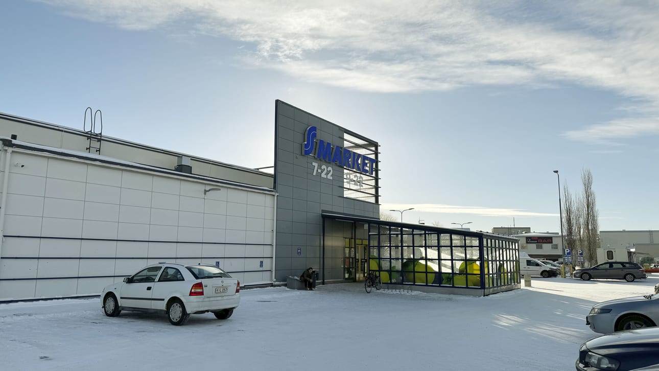Oulaisten S-market sijaitsee tällä hetkellä ydinkeskustassa, jossa kaupunki ja KPO miettivät kiinteistöasioita.
