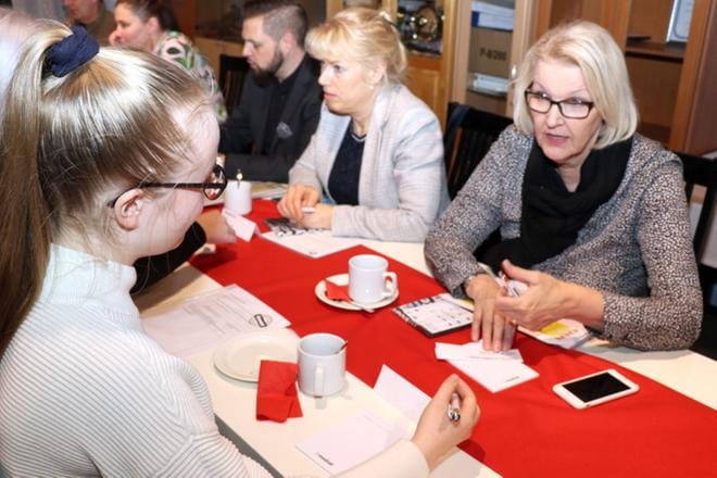 Kauhavan lukion Kiina-hankkeen opiskelijat ja yritysten edustajat tapasivat eilen torstaina. Kullekin yritykselle on nimetty opiskelijoista oma kumppani hankkeeseen. Suomen Yrittäjäopiston apulaisrehtori Lea Puotinen ja opiskelija Elina Raatikainen (vas.) keskustelivat hankkeen etenemisen vaiheista. KUVAT: MARIANNE LÄHDE