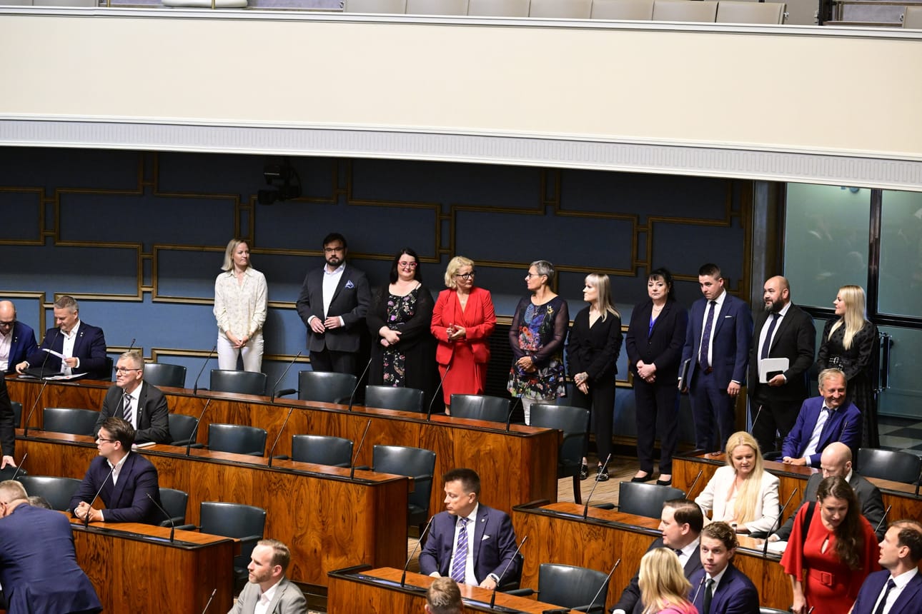 Uudet kansanedustajat odottivat paikalleohjausta syysistuntokauden alkamispäivänä eduskunnassa Helsingissä. LEHTIKUVA / Markku Ulander