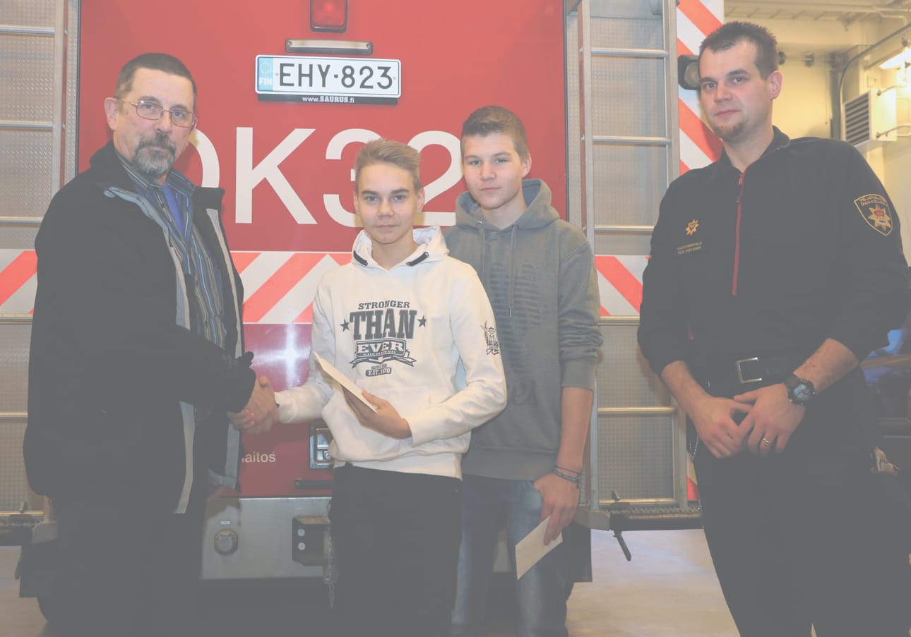 Tuotantopäällikkö Mikko Haaranen Oulun seudun sähköstä (vasemmalla) ja kalustonhoitaja Teijo Parviainen Tyrnävän paloasemalta muistivat Jami Pietarilaa ja Sami Lumijärveä lahjakorteilla ja kakkukahvilla.