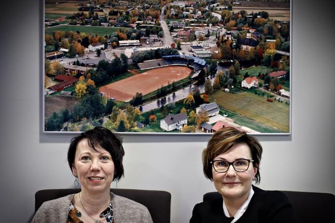 Marja-Leena Laakso johtaa Vimpelin kunnanhallitusta ja Anne Niemi valtuustoa. Niemen mukaan miesvalta korostuu kuntiakin enemmän suuremmissa maakunnallisissa kuntayhtymissä. KUVA: TOMI KOSONEN