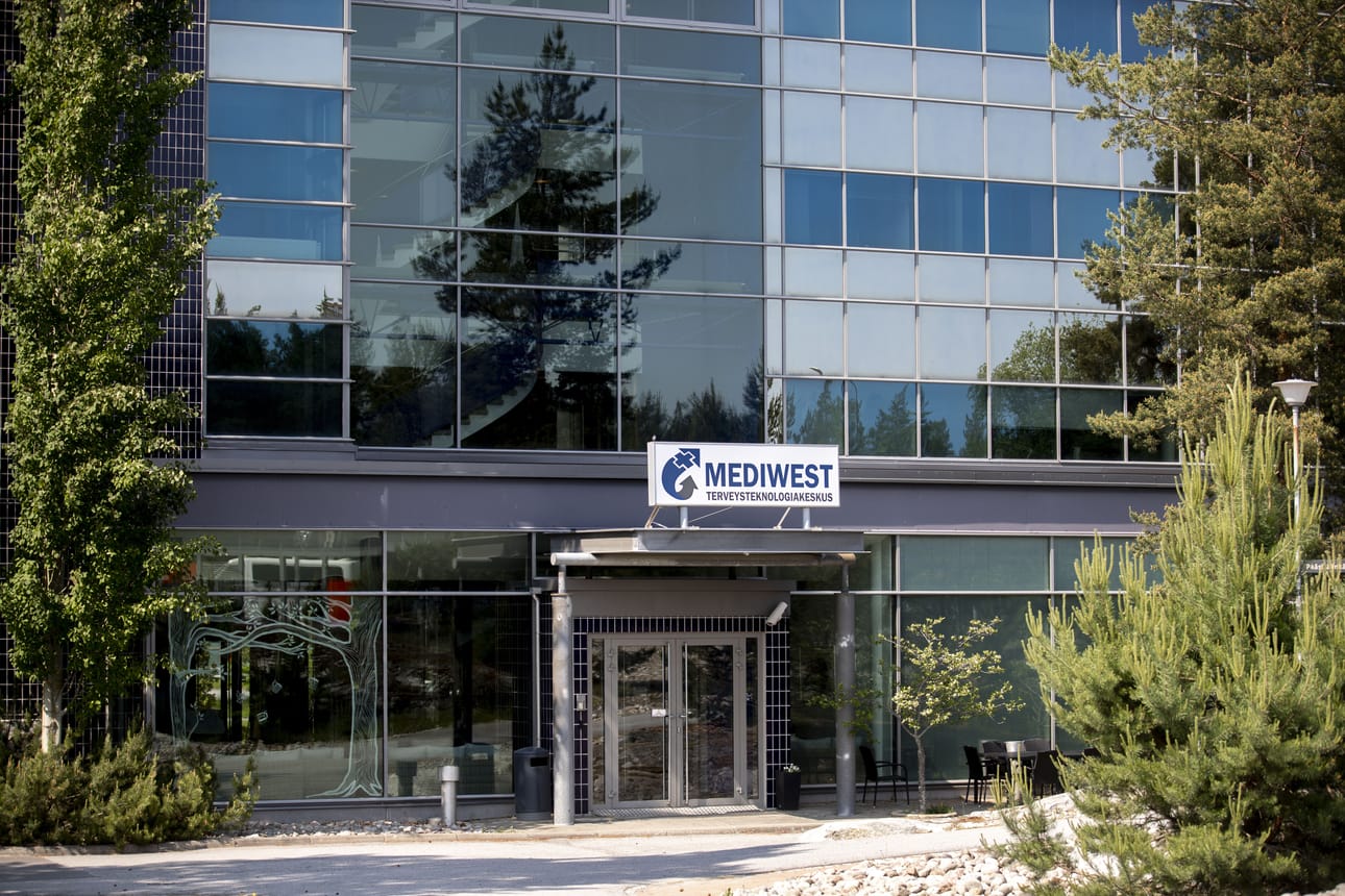 Kiinteistö Oy Seinäjoen Terveysteknologiakeskus Mediwest on kiinteistöosakeyhtiö, jonka omistaa Etelä-Pohjanmaan hyvinvointialue. Kiinteistössä toimii hyvinvointialueen hallintoa ja terveysteknologiakeskus Mediwest. Arkistokuva.