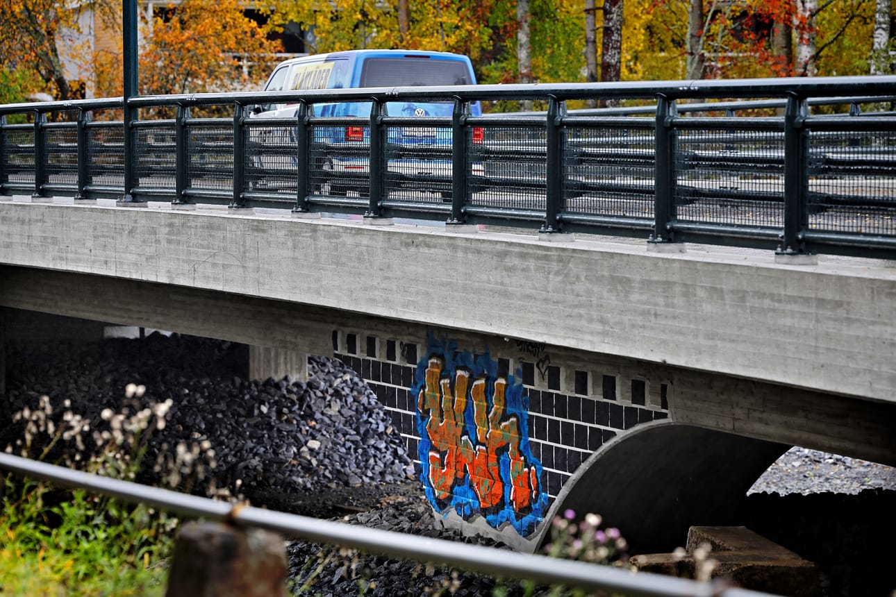 Kesäkuussa avattu Björkenheimin uusi silta sai kylkeensä väriä, kun Seinäjoen vaakunan yli maalattiin luvaton graffiti.