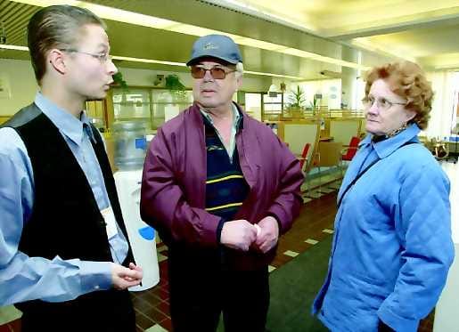 Toimihenkilö Ari-Veikko Penttilä kertoi Osuuspankin uusista käytännöistä Lauri ja Irma Illikaiselle Heinäpään konttorissa. Illikaisten mukaan turvallisuuden nimissä tehty päätös vähentää kassojen rahaliikennettä on asiallinen, mutta palvelua se ei saisi hidastaa.